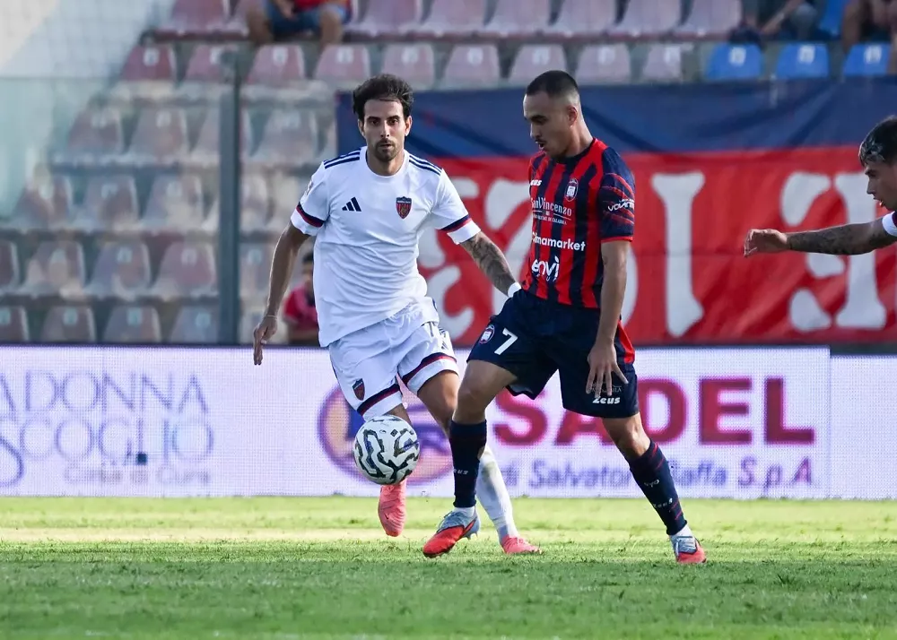 christian langella con il cosenza nel derby con il crotone