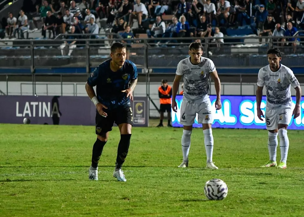 un calcio di rigore battuto da parigi attaccante del latina