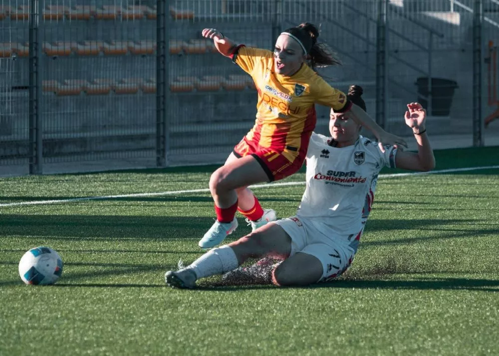 una fase di gioco del match tra lecce women e catania women