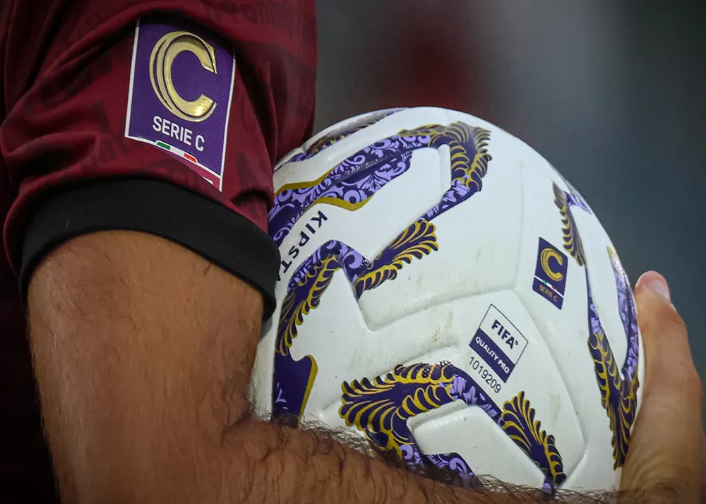 arbitro con in mano il pallone ufficiale della Lega Pro Serie C