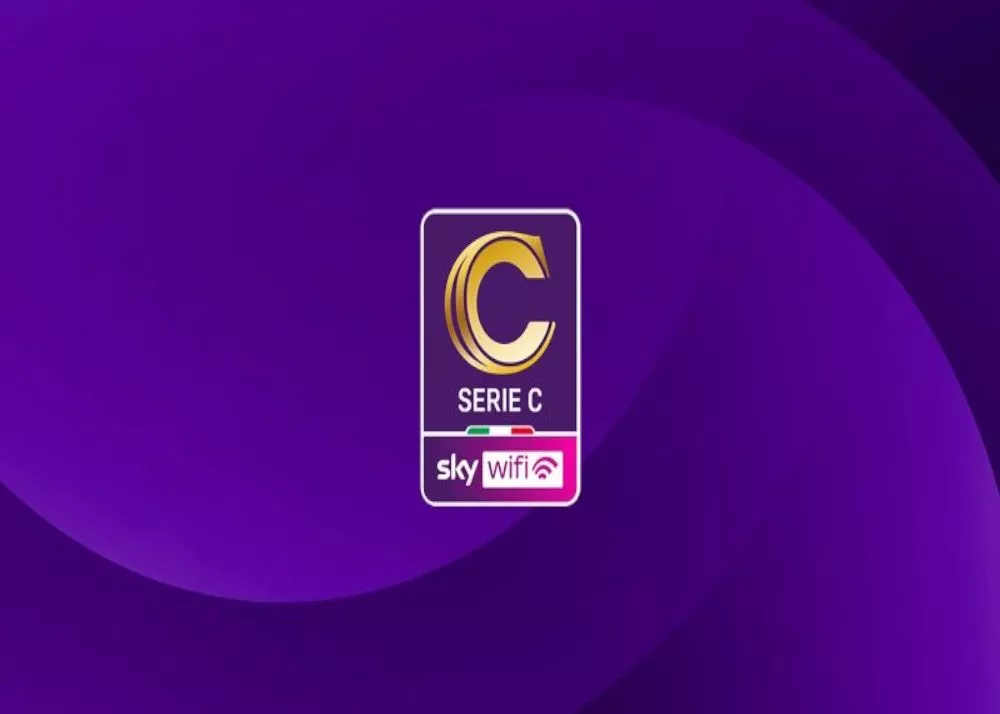il logo della serie c per la stagione 2025/26 con sponsor sky wifi