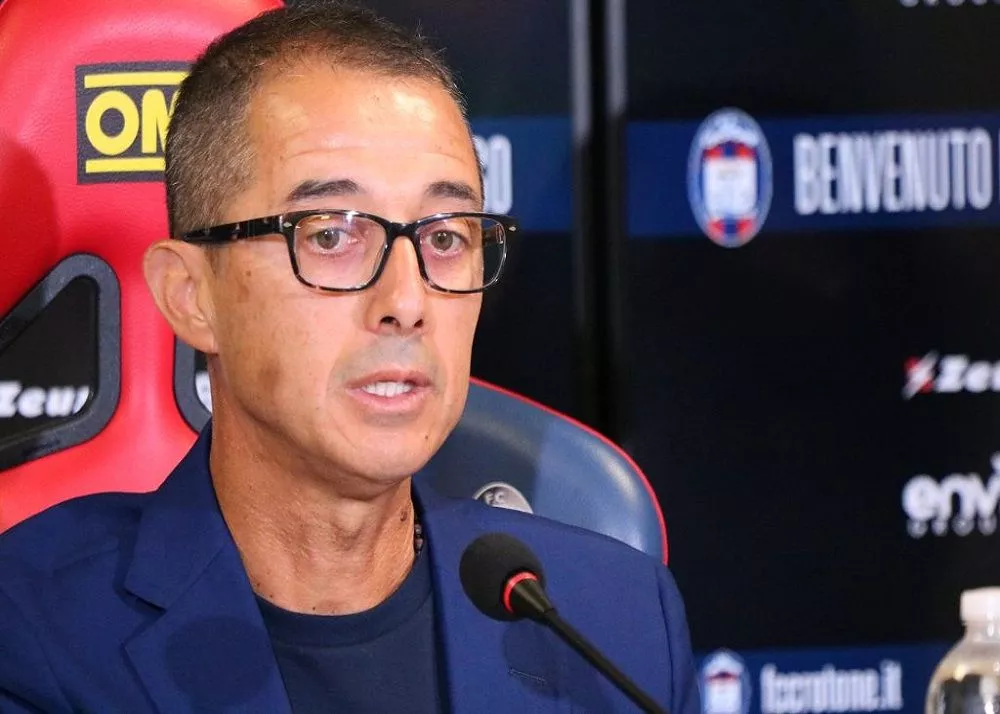 il tecnico del crotone emilio longo in conferenza stampa