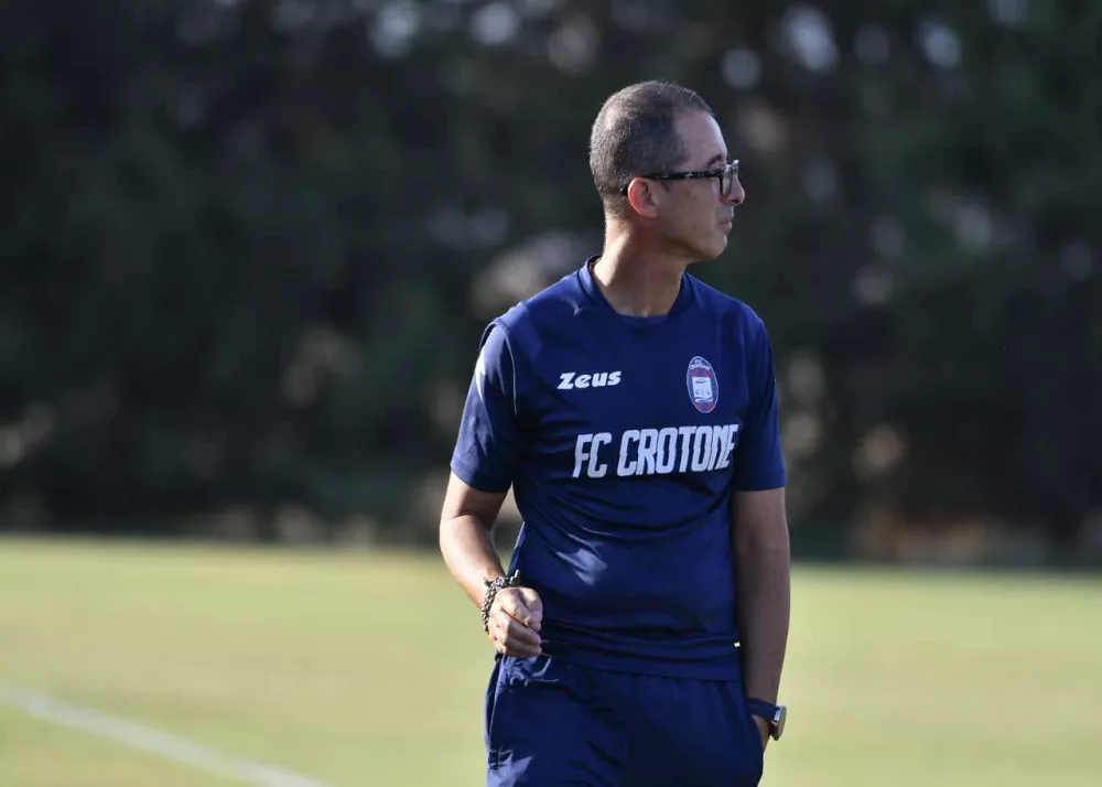 il tecnico del crotone emilio longo in campo per gli allenamenti