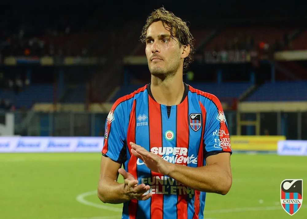 gregorio luperini con la maglia del catania applaude i tifosi