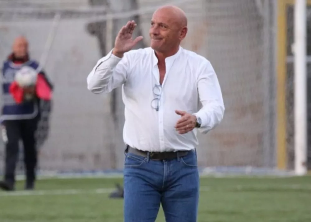 il tecnico dell'audace cerignola vincenzo maiuri in panchina