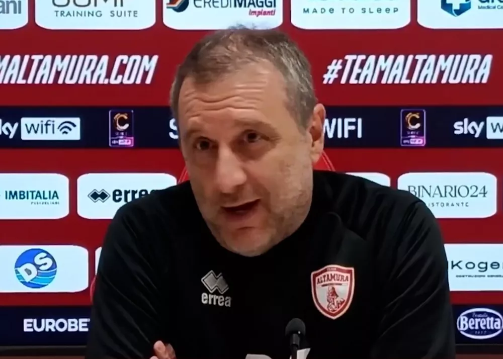 il tecnico del team altamura devis mangia in conferenza stampa