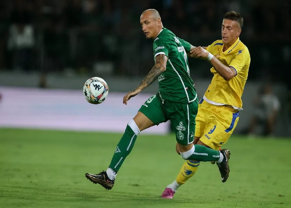 il difensore dell'avellino claudio manzi pronto a passare al crotone