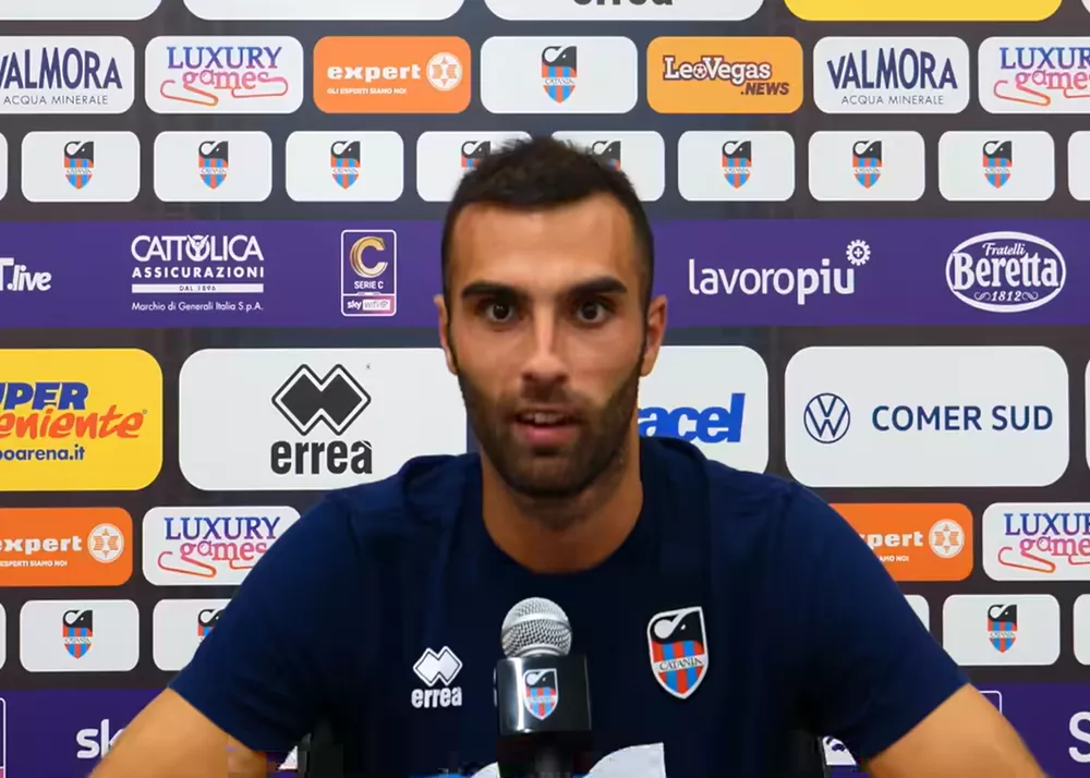 il difensore del catania manuel martic alla sua prima conferenza stampa
