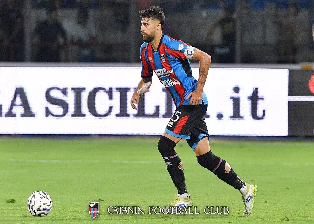 il difensore del catania matteo di gennaro con la fascia di capitano