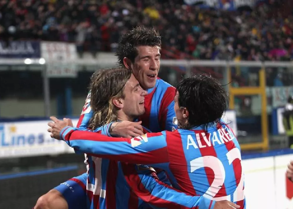 Maxi Lopez, Izco e Alvarez esultano con la maglia del catania