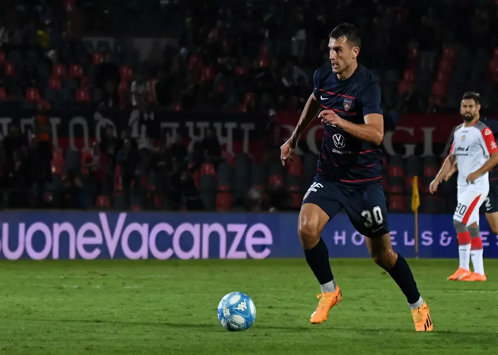 simone mazzocchi con la maglia del cosenza in campo