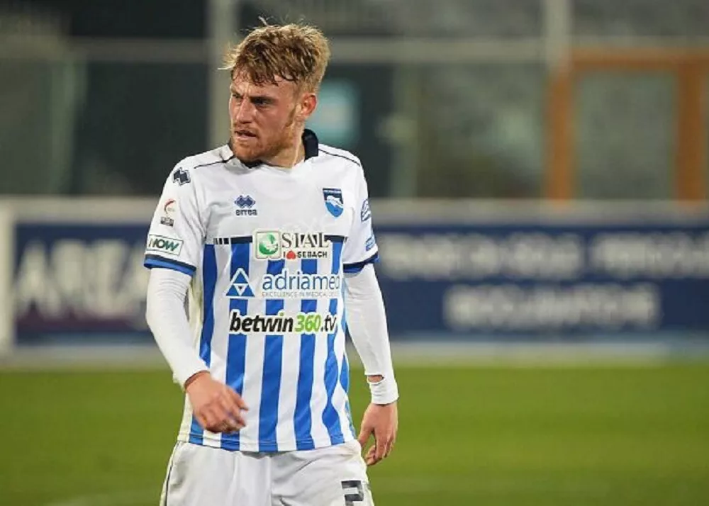 lorenzo meazzi con la maglia del pescara in una fase di gioco