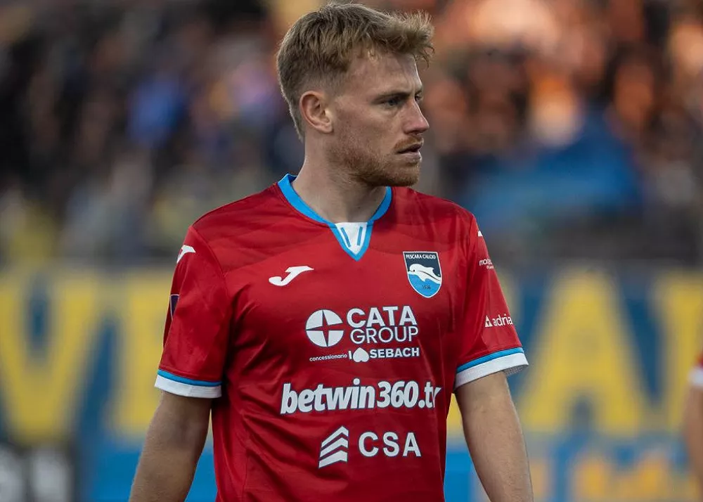 la mezzala del pescara lorenzo meazzi con la maglia rossa