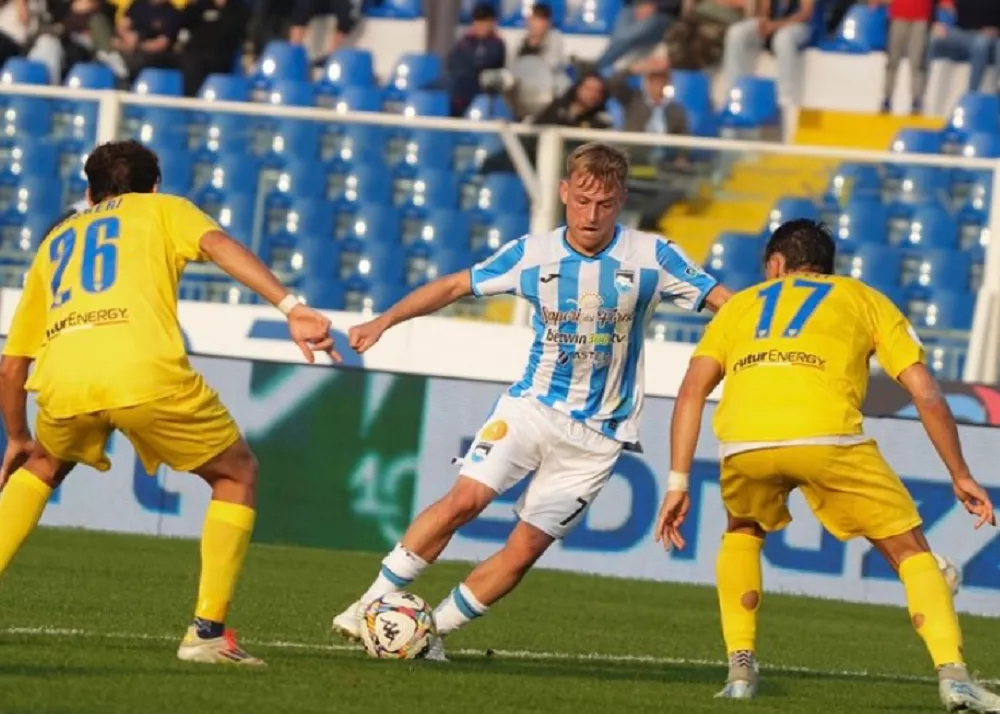 lorenzo meazzi con la maglia del pescara in una fase di gioco