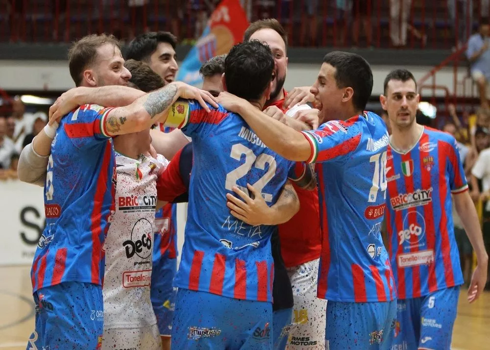i festeggiamenti della meta catania dopo il gol decisivo