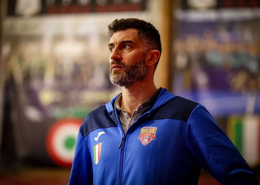 Il tecnico della meta catanua juanra in tuta prima del match