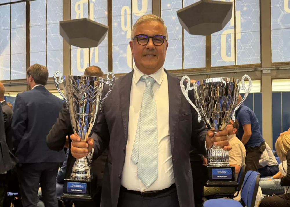 Il patron della Meta Catania Enrico Musumeci ha ricevuto la coppa per il campionato di serie A
