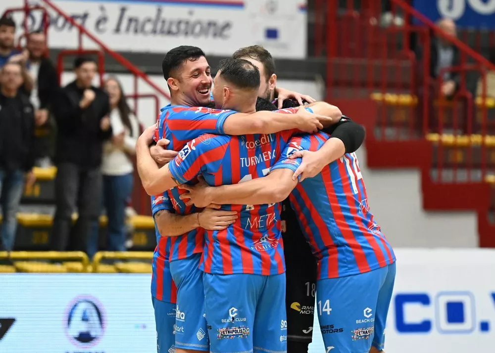 la meta festeggia dopo la vittoria che la porta in vetta