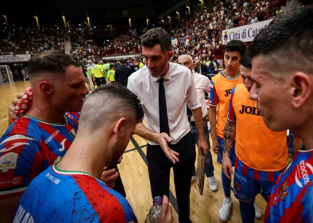 juanra della meta catania intorno ai giocatori al palacatania