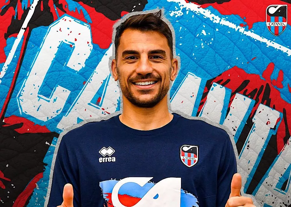 mirko miceli con la maglia del catania per la presentazione