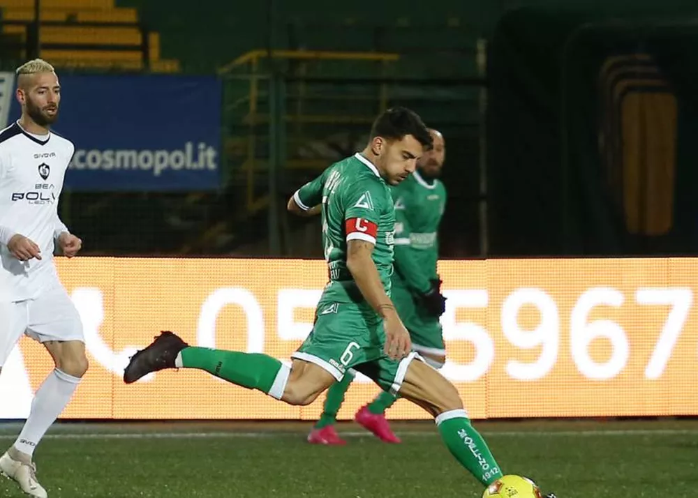 il difensore del monopoli mirko miceli in campo di calcio