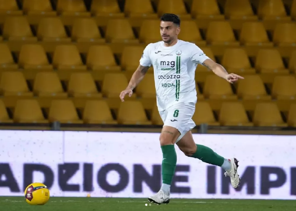 mirko miceli con la maglia bianca del monopoli in campo