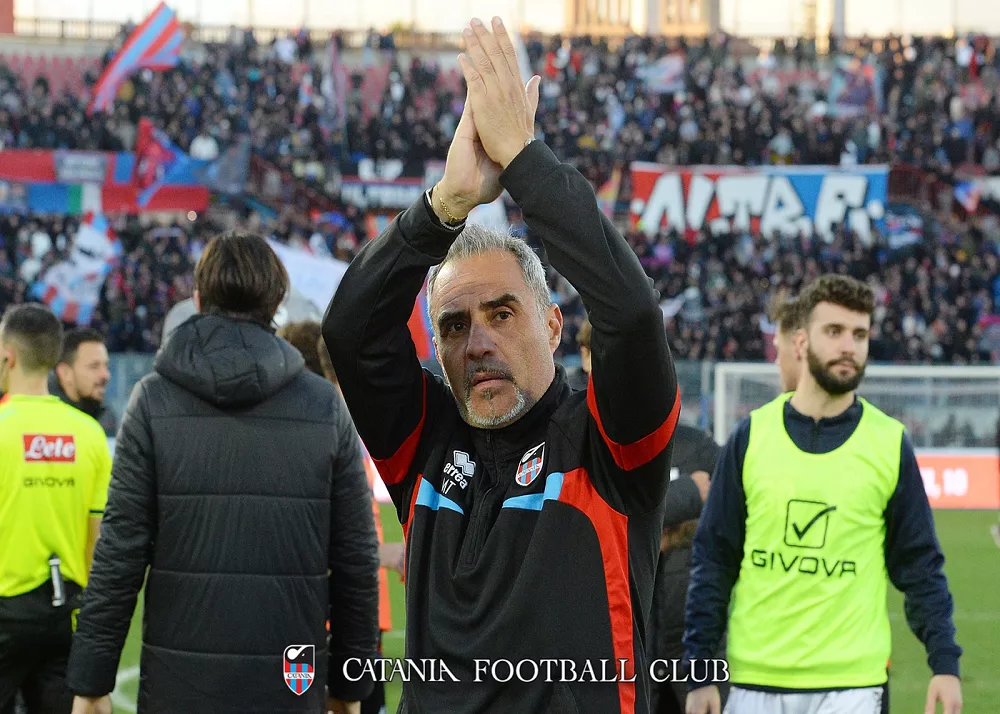 il tecnico del catania mimmo toscano appluade i tifosi