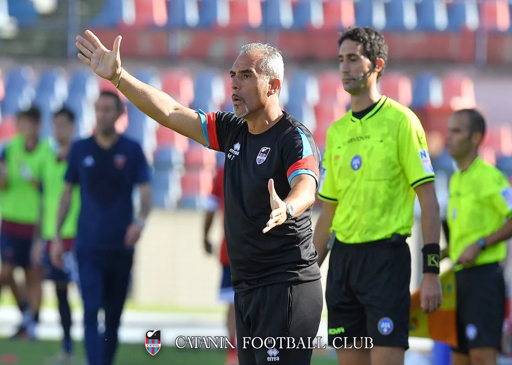 mimmo toscano in panchina nella sfida cosenza-catania