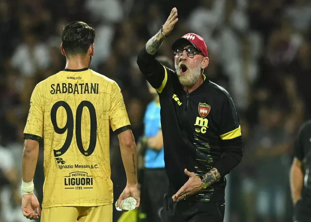 il tecnico del sorrento mirko conte vicino a sabbatani