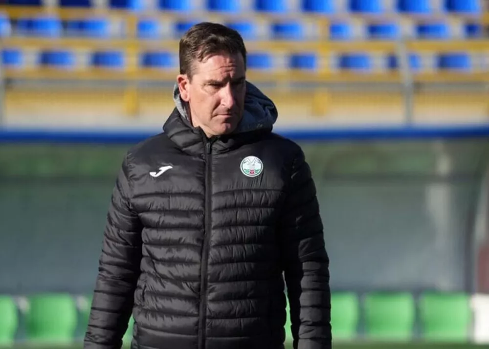 il tecnico del monopoli alberto colombo in campo durante gli allenamenti