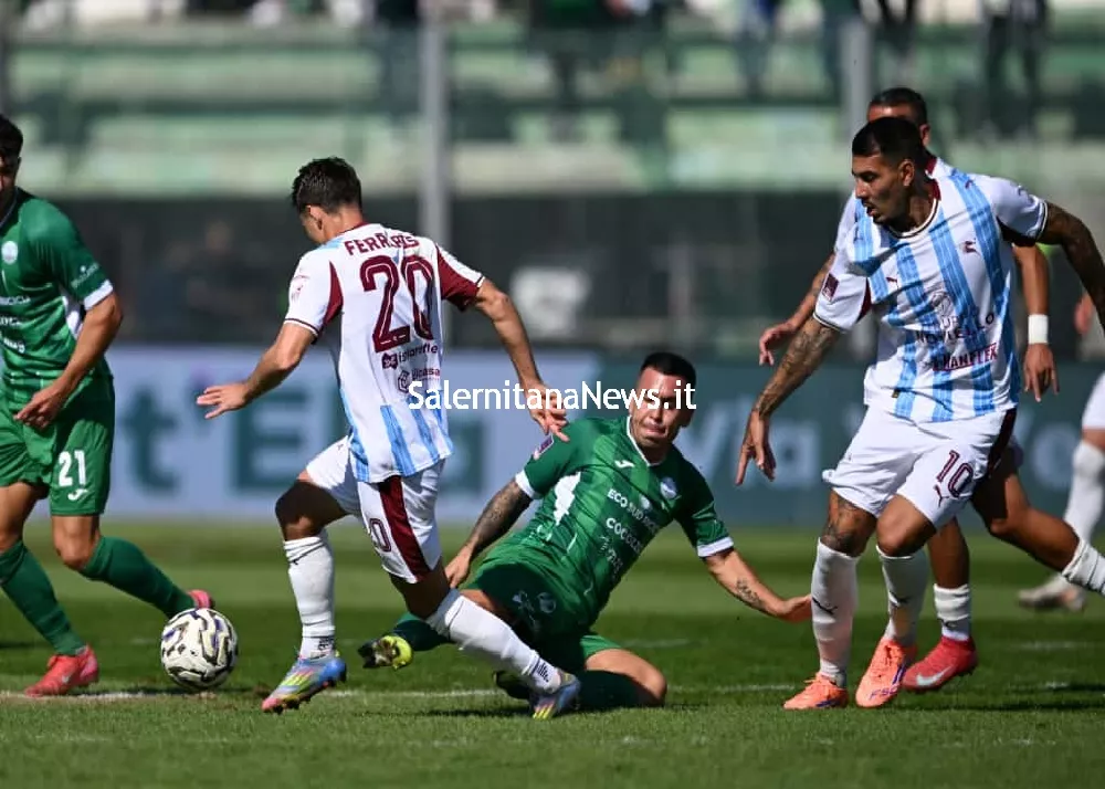 una fase di gioco della gara Monopoli-Salernitana 0-1