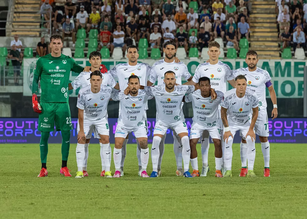 La squadra del Monopoli in campo contro il Siracusa