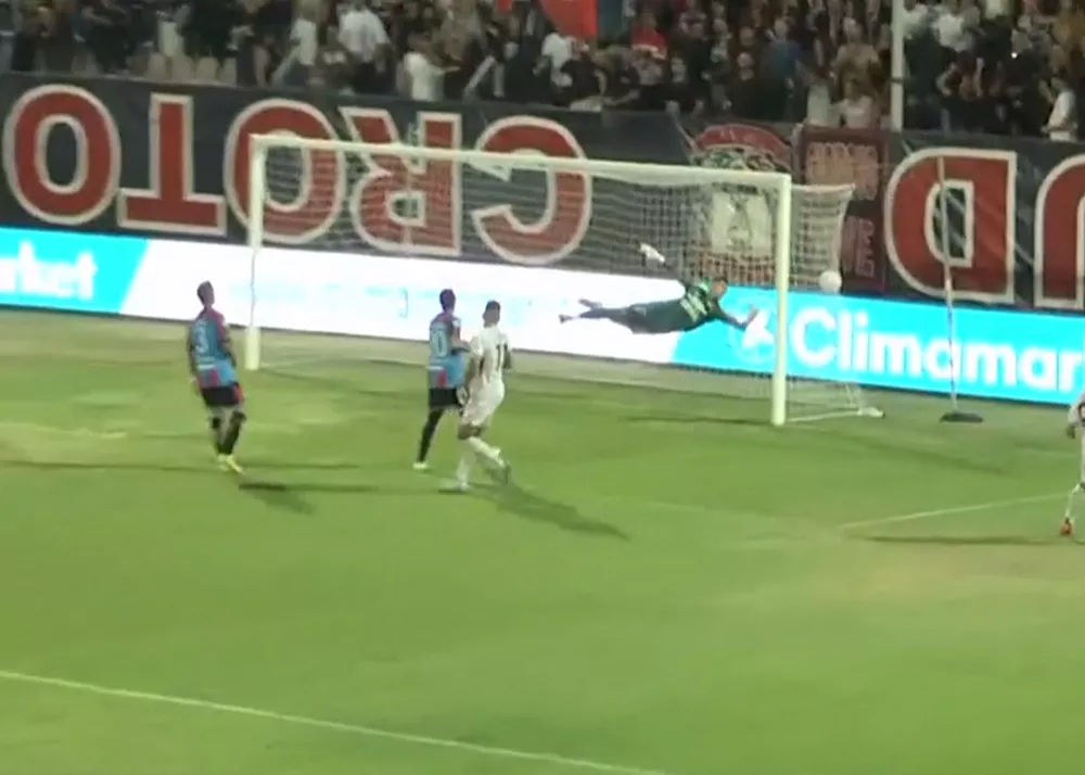 il gol di murano nella gara di coppa italia crotone-catania