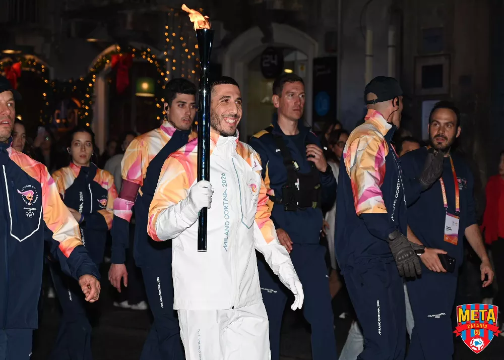 il calciatore della meta catania carmelo musumeci in veste di tedoforo