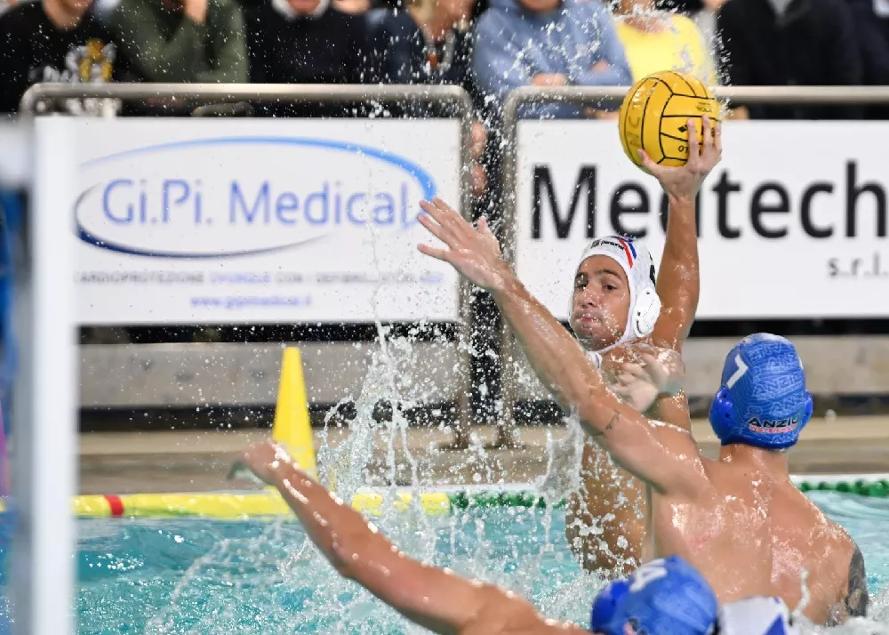 una fase di gioco del match tra nuoto catania e anzio waterpolis