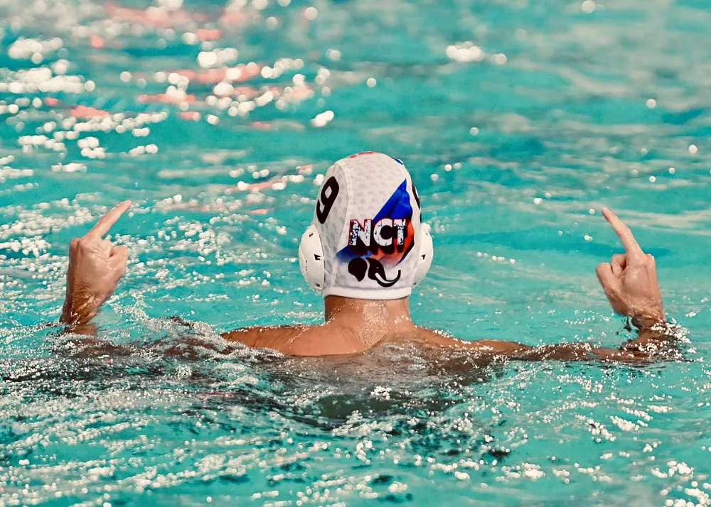 un giocatore della Nuoto Catania con la tipica calotta rossazzurra
