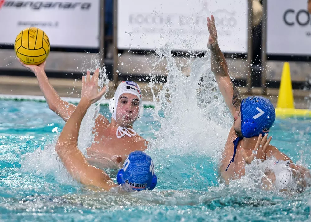 una fase di gioco in vasca della nuoto catania in serie a2