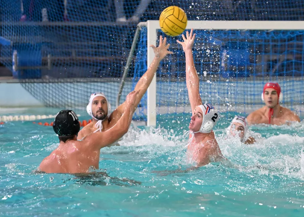 una fase di gioco in vasca tra Nuoto catania ed onda forte