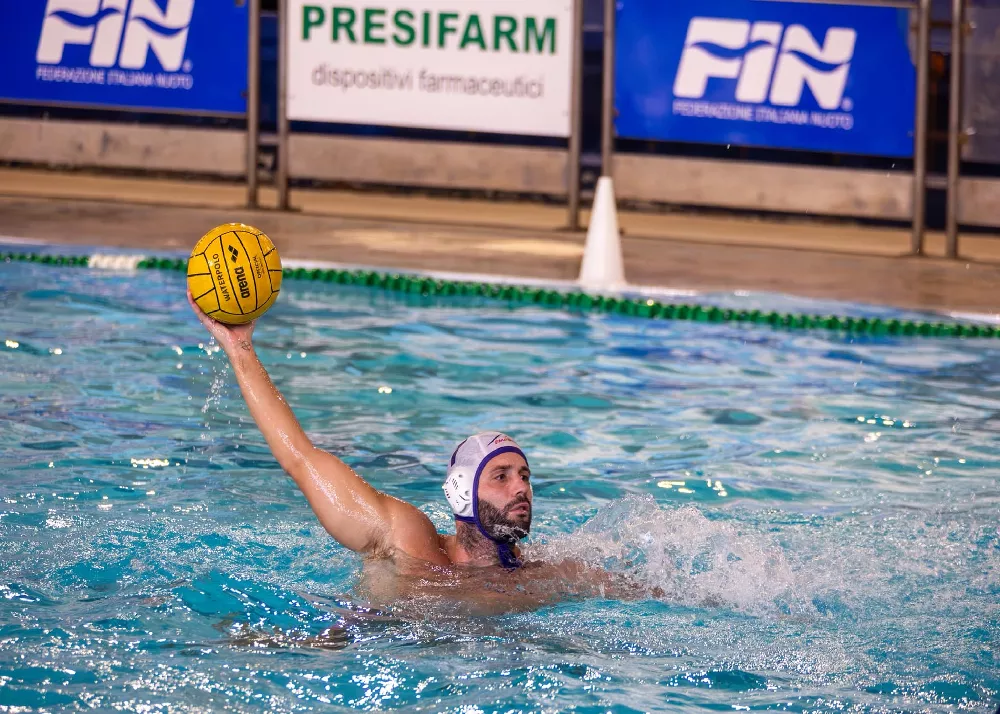 una fase di gioco in vasca della nuoto catania formazione di a2