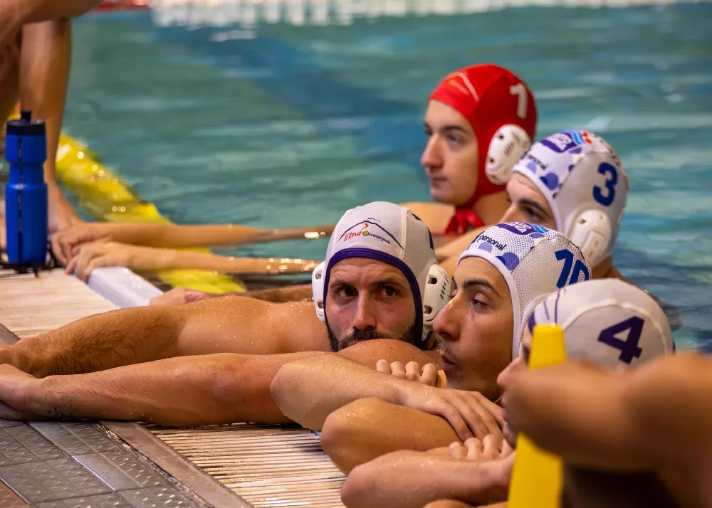 i giocatori della nuoto catania mentre sono a bordo vasca