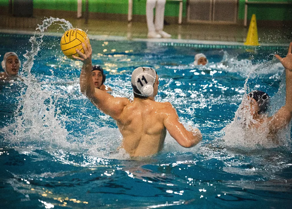 uan fase di gioco del match di pallanuoto Nuoto Catania-Lazio