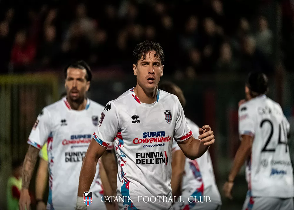 i calciatori del catania escono sconsolati dal pinto di caserta