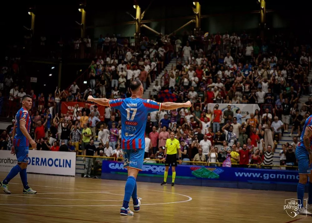 Il pubblico festante del palacatania con la meta in campo