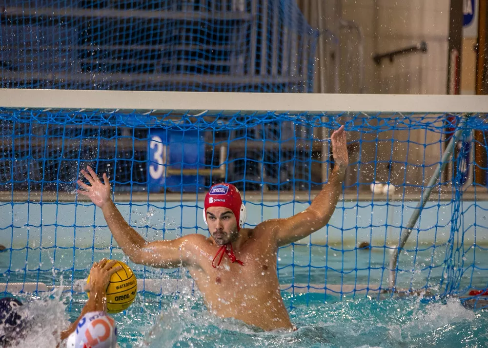 una fase di gioco della nuoto catania nella vasca della scuderi