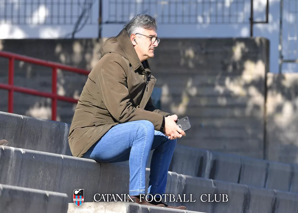 il direttore sportivo del catania ivano pastore segue gli allenamenti