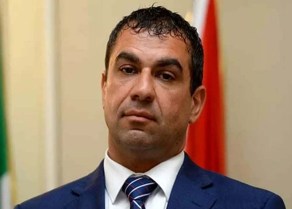 il presidente del catania Ross Pelligra saluta il pubblico al Massimino