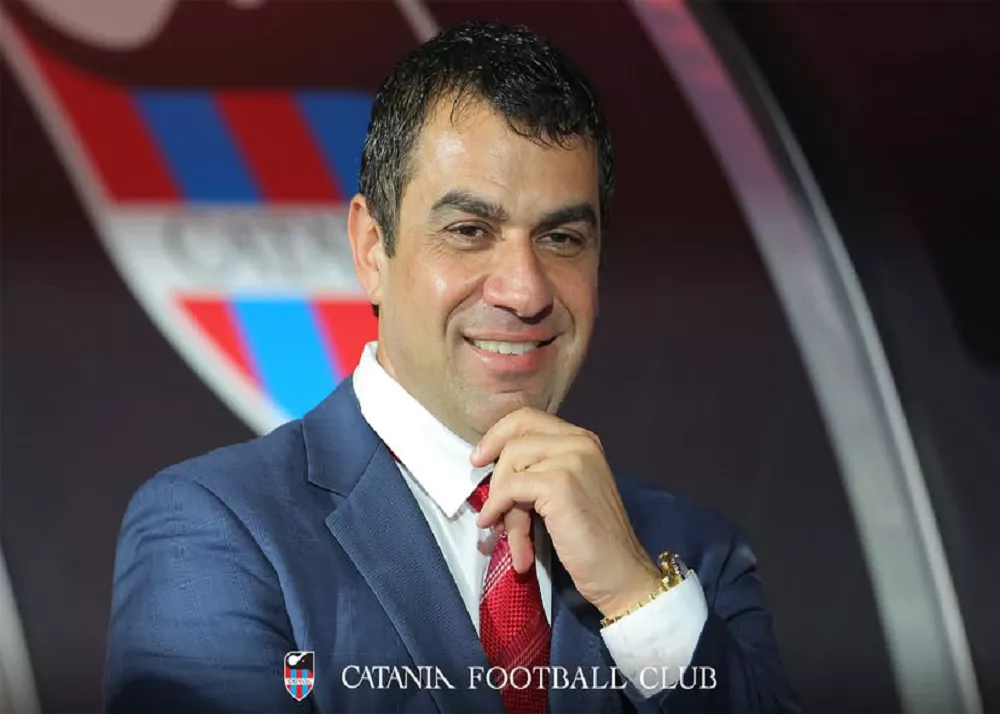 il presidente del catania Ross Pelligra saluta il pubblico al Massimino