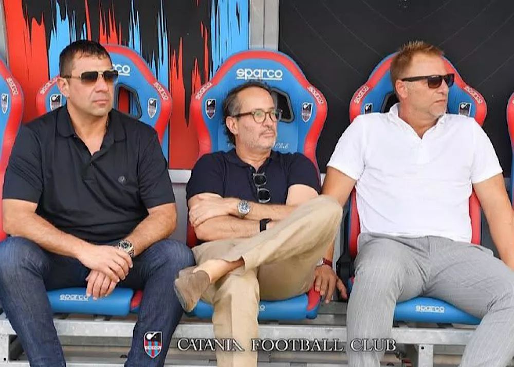 il presidente del catania Ross Pelligra accanto a Davide Tucker e Vincenzo Grella