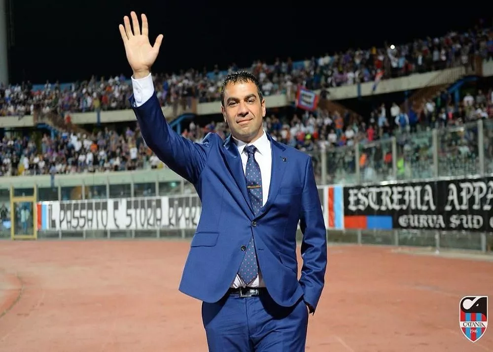 il presidente del catania Ross Pelligra saluta il pubblico al Massimino