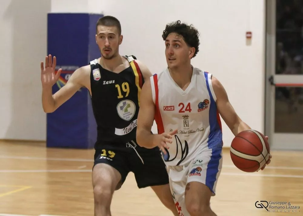 la guardia marco pennisi in azione con la maglia dell'alfa basket catania